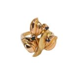 AN 18CT GOLD AND SAPPHIRE FLORAL RING, CIRCA 1978