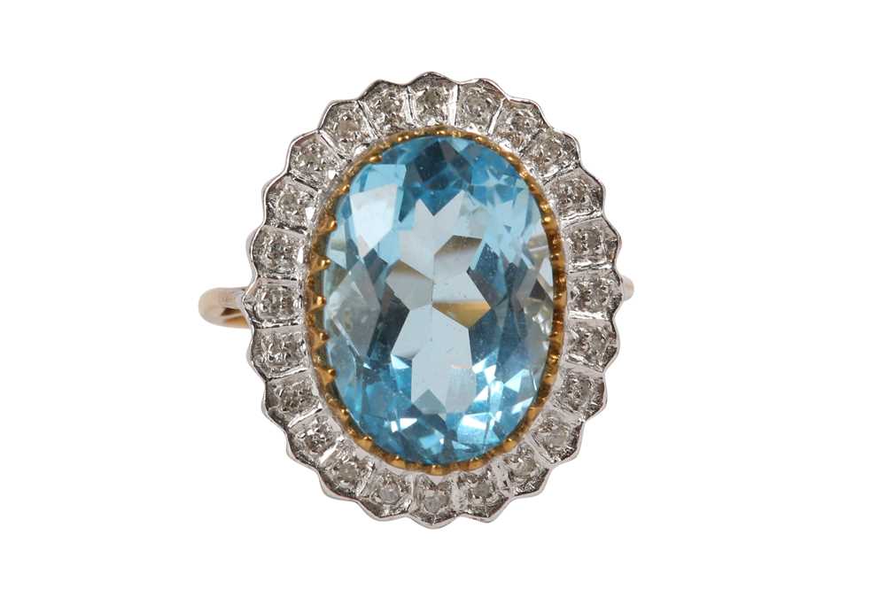 A TOPAZ AND DIAMOND CLUSTER RING - Image 2 of 3