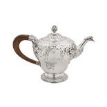 American colonial interest – A George II sterling silver teapot, London 1748 by John Swift (free. 10