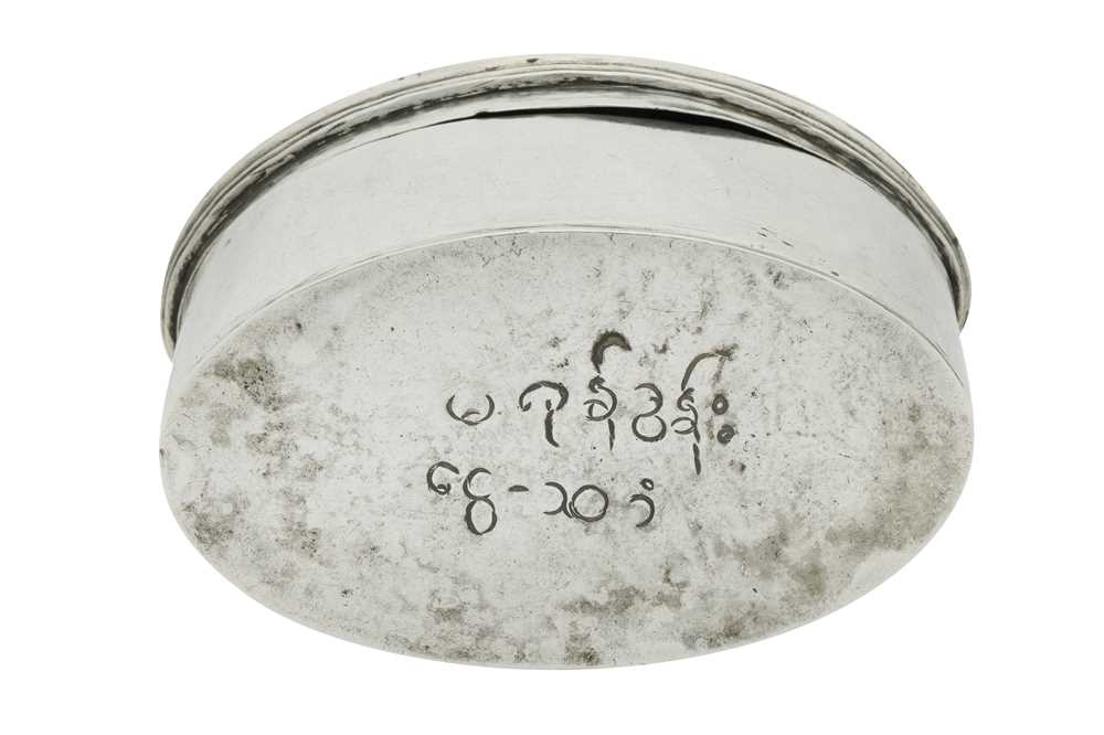 A late 19th century Burmese unmarked silver lime box, Shan States circa 1890 - Image 3 of 3