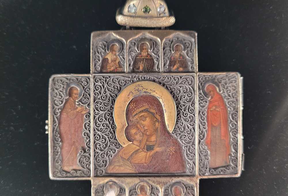 A Nicholas II early 20th century Russian 875 standard silver gilt gem set icon case, Moscow circa 19 - Image 7 of 17