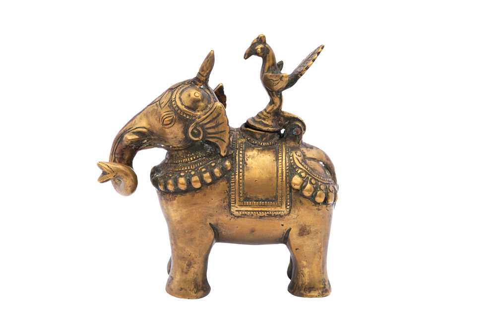 AN INDIAN BRASS ELEPHANT-SHAPED CONTAINER India, 18th - 19th century - Image 2 of 7