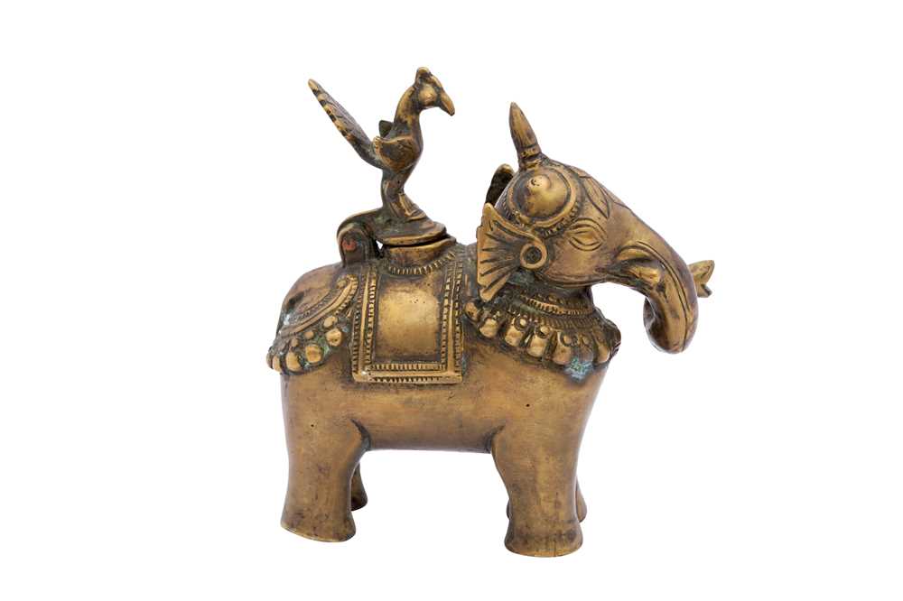 AN INDIAN BRASS ELEPHANT-SHAPED CONTAINER India, 18th - 19th century - Image 6 of 7