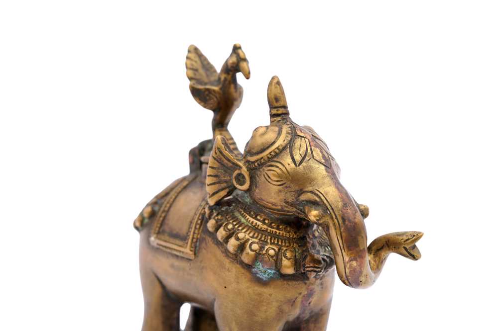 AN INDIAN BRASS ELEPHANT-SHAPED CONTAINER India, 18th - 19th century - Image 3 of 7