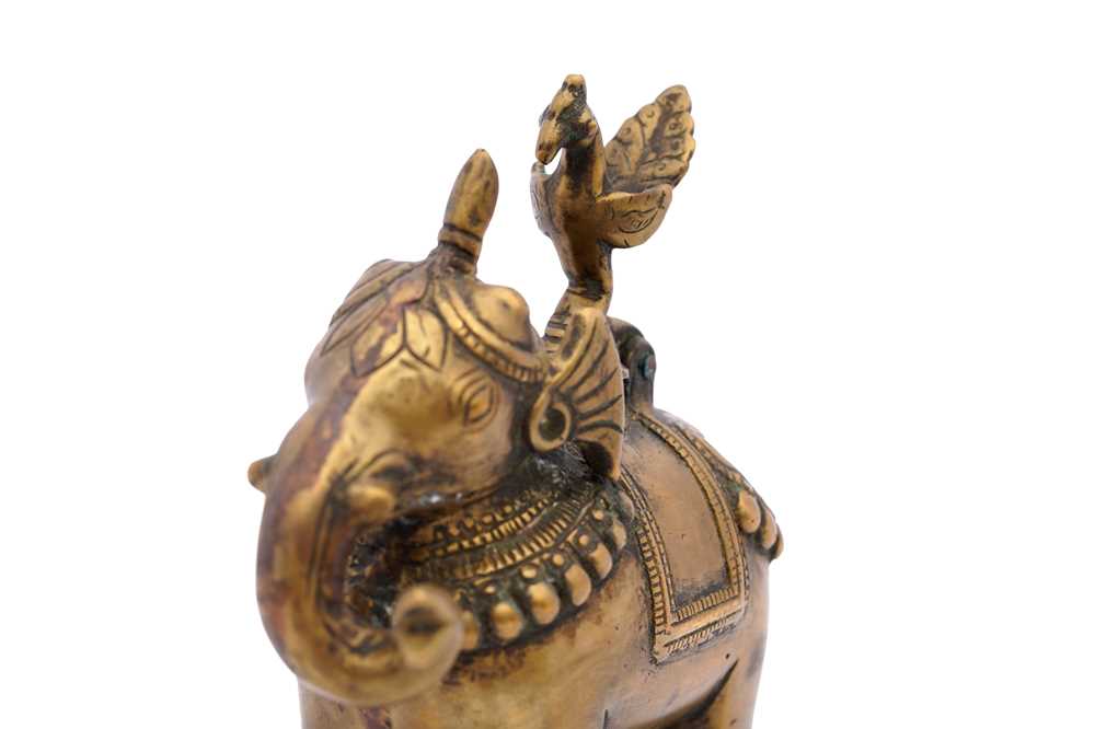 AN INDIAN BRASS ELEPHANT-SHAPED CONTAINER India, 18th - 19th century - Image 4 of 7