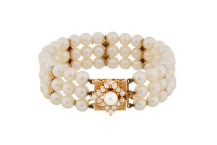 A THREE-STRAND PEARL BRACELET