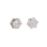 A PAIR OF DIAMOND STUD EARRINGS