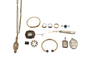 A GROUP OF GOLD, SILVER, AND COSTUME JEWELLERY
