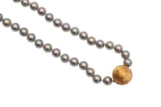 A TAHITIAN IMITATION PEARL NECKLACE