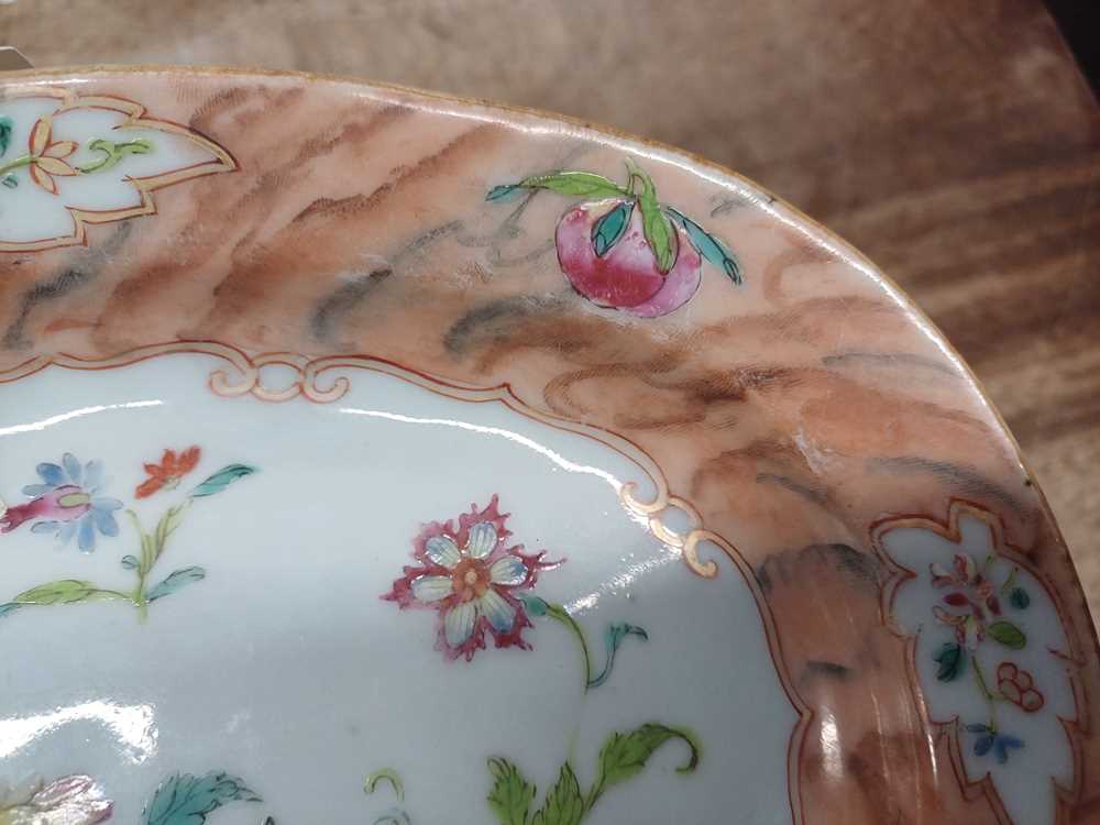 A CHINESE EXPORT FAMILLE-ROSE OVAL 'BLOSSOMS' DISH 清乾隆 粉彩花卉紋盤 - Image 8 of 9
