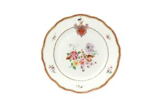 A CHINESE EXPORT FAMILLE-ROSE DISH FOR THE PORTUGUESE MARKET 清乾隆 外銷粉彩繪徽章圖紋碟