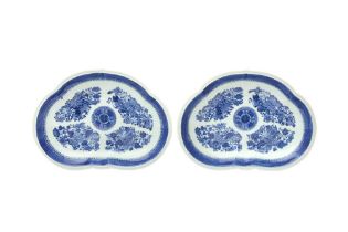 A PAIR OF CHINESE EXPORT BLUE AND WHITE 'KIDNEY' DISHES 清乾隆 青花繪花卉紋碟一對