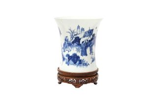 A CHINESE BLUE AND WHITE 'FIGURATIVE' BRUSH POT, BITONG 過渡期 十七世紀 青花人物故事圖紋筆筒