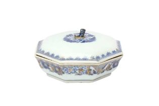 A CHINESE EXPORT BLUE AND WHITE OCTAGONAL BOX AND COVER 清乾隆 青花花卉紋八方蓋盒