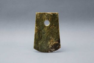 A CHINESE ARCHAIC JADE AXE HEAD, YUE 新石器時代 玉鉞