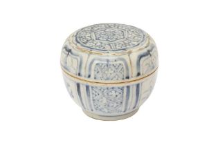 A CHINESE BLUE AND WHITE BOX AND COVER 明 青花花卉紋蓋盒