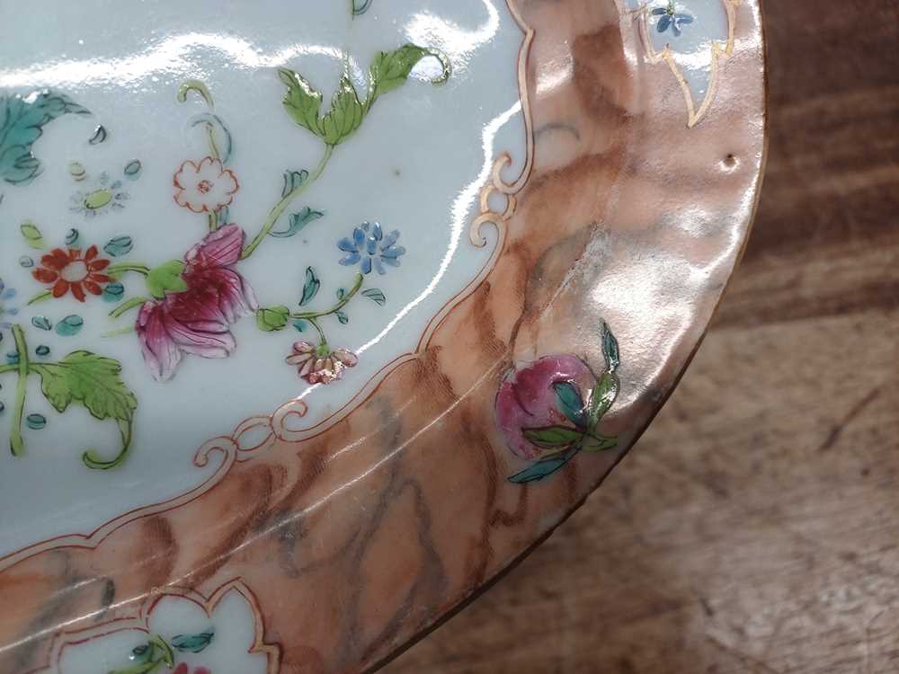 A CHINESE EXPORT FAMILLE-ROSE OVAL 'BLOSSOMS' DISH 清乾隆 粉彩花卉紋盤 - Image 9 of 9