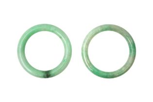 A PAIR OF CHINESE JADE BANGLES 玉手鐲一對