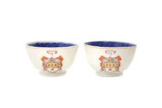 A PAIR OF CHINESE EXPORT FAMILLE-ROSE ARMORIAL SMALL BOWLS 清乾隆 約1790年 外銷粉彩繪徽章小盌一對