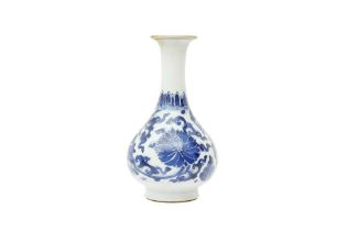 A CHINESE BLUE AND WHITE 'LOTUS' VASE, YUHUCHUNPING 清康熙 青花蓮紋玉壺春瓶