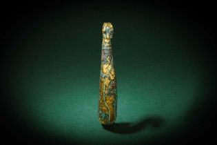 A CHINESE TURQUOISE-INLAID GILT-BRONZE 'DRAGON' BELT HOOK, DAIGOU 戰國 青銅錯金嵌綠松石帶鉤