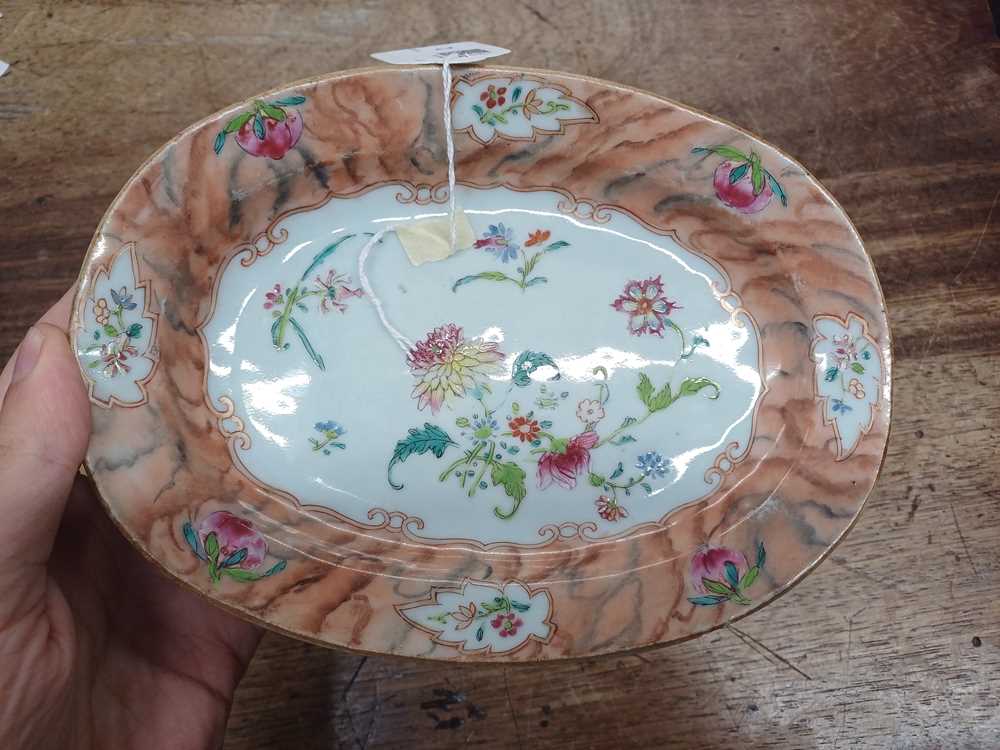 A CHINESE EXPORT FAMILLE-ROSE OVAL 'BLOSSOMS' DISH 清乾隆 粉彩花卉紋盤 - Image 6 of 9