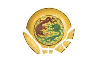 A CHINESE YELLOW-GROUND 'DRAGON' DISH 清康熙 黃地紫綠彩雙龍紋盤 《大清康熙年製》款
