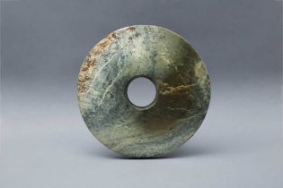 A LARGE CHINESE ARCHAIC JADE DISC, BI 新石器時代或後期 玉璧
