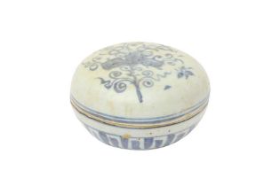 A CHINESE BLUE AND WHITE 'BLOSSOMS' BOX AND COVER 明 青花花卉紋蓋盒