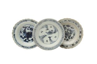 THREE CHINESE BLUE AND WHITE DISHES 明 青花麒麟紋盤兩件及青花魚紋盤