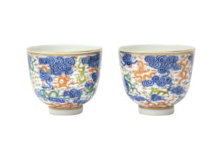 A PAIR OF CHINESE FAMILLE-ROSE 'DRAGON' CUPS 或為清宣統 粉彩雲龍紋盃一對