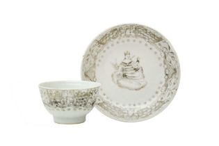 A CHINESE EXPORT EN-GRISAILLE CUP AND SAUCER 清十八世紀 外銷墨彩繪茱諾與孔雀杯碟一組