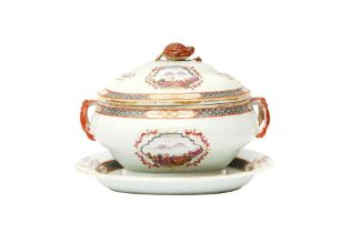 A CHINESE EXPORT SAUCE TUREEN AND DISH 清乾隆 外銷瓷湯盌及座