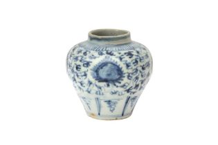 A SMALL CHINESE BLUE AND WHITE JAR 明 青花花卉紋小罐