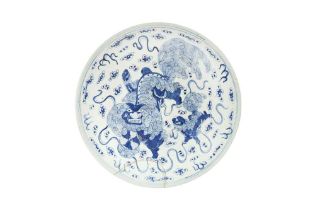A CHINESE BLUE AND WHITE 'LION DOGS' DISH 晚清 青花佛獅圖紋盤
