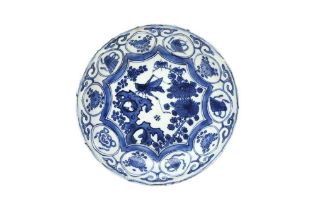 A CHINESE BLUE AND WHITE KRAAK 'CRICKET' DISH 明 青花克拉克蟋蟀紋盤