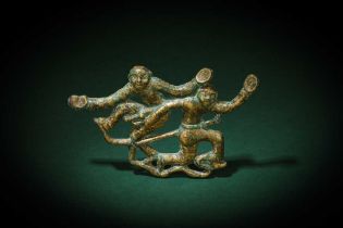 A CHINESE BRONZE 'TWO DANCERS' PLAQUE 西漢 滇文化 銅雙人盤舞牌飾