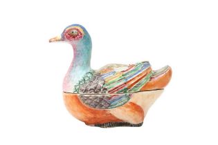 A CHINESE EXPORT FAMILLE-ROSE 'DUCK' TUREEN AND COVER 清乾隆 外銷粉彩繪鴛鴦形蓋盒