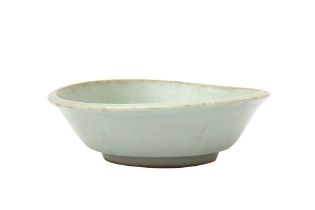 A CHINESE LONGQUAN CELADON-GLAZED DISH 南宋 龍泉釉青釉盤