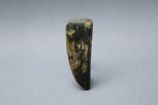 A CHINESE ARCHAIC SPINACH-GREEN JADE AXE HEAD, YUE 新石器時代 玉鉞