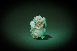 A CHINESE TURQUOISE CARVING OF A BEAR 漢 綠松石雕熊