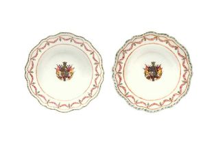 A PAIR OF CHINESE EXPORT FAMILLE-ROSE ARMORIAL DISHES 清乾隆 外銷粉彩繪徽章紋盤一對