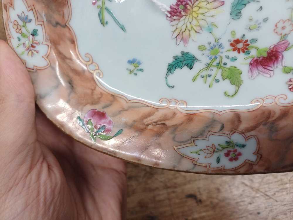 A CHINESE EXPORT FAMILLE-ROSE OVAL 'BLOSSOMS' DISH 清乾隆 粉彩花卉紋盤 - Image 2 of 9