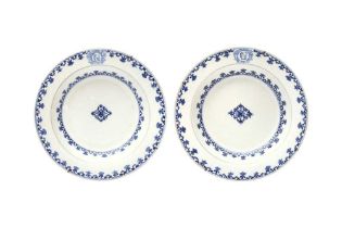 A PAIR OF CHINESE EXPORT BLUE AND WHITE DISHES 清十九世紀 外銷青花徽章盤一對