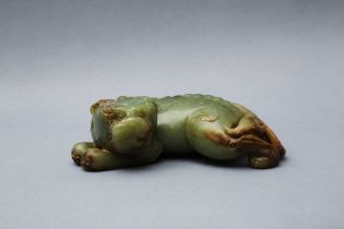 A LARGE CHINESE GREEN AND RUSSET JADE MYTHICAL BEAST 宋至明 青玉雕瑞獸