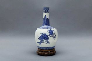 A CHINESE BLUE AND WHITE 'SANDUO' VASE 民國時期 青花三多圖紋長頸瓶 《大清乾隆年製》款