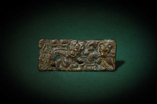 AN ORDOS BRONZE 'ANIMAL COMBAT' PLAQUE 約公元前 500 年至公元 100 年 鄂爾多斯鎏金獸紋牌飾