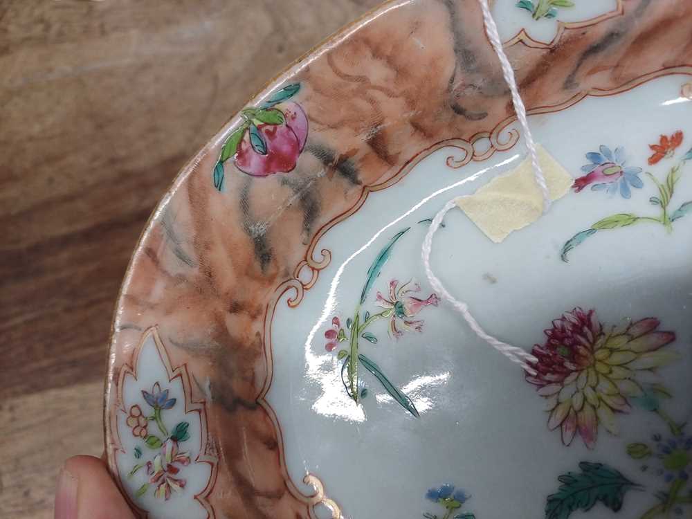 A CHINESE EXPORT FAMILLE-ROSE OVAL 'BLOSSOMS' DISH 清乾隆 粉彩花卉紋盤 - Image 7 of 9