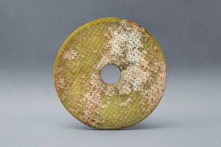 A CHINESE ARCHAIC YELLOW-GREEN JADE DISC, BI 新石器時代或後期 蒲紋玉璧