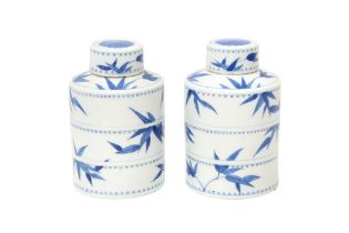 A PAIR OF CHINESE BLUE AND WHITE 'BAMBOO' TEA CADDIES AND COVERS 民國時期 青花竹紋圓蓋罐一對